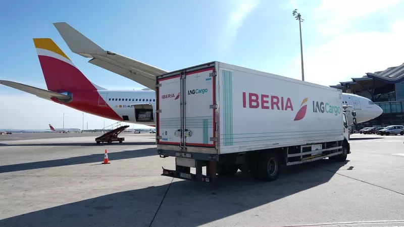 Un cami�n de IAG Cargo junto a uno de los aviones de carga de IAG Cargo. Foto: IAG Cargo