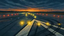 Aeropuerto de Carrasco con su sistema de balizamiento LED compuesto por 2.000 luces. Ilustracion generada con IA.