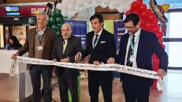 Imagen del acto de inauguraci�n se celebr� frente a la puerta de embarque A16 de la Terminal T1 de Madrid-Barajas, con la presencia de representantes de Aena y de la aerol�nea.