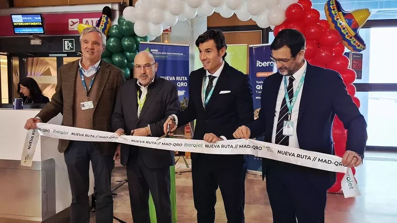 Imagen del acto de inauguraci�n se celebr� frente a la puerta de embarque A16 de la Terminal T1 de Madrid-Barajas, con la presencia de representantes de Aena y de la aerol�nea.