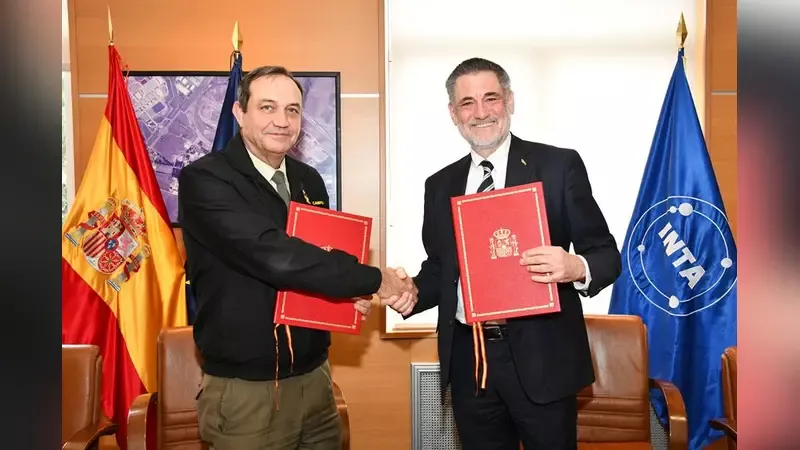 Momento de la firma del contrato por el director general de Hisdesat, Miguel Ángel García Primo, y del teniente general Enrique Campo Loarte, director general del INTA. Foto: INTA Momento de la firma del contrato por el director general de Hisdesat, Miguel Ángel García Primo, y del teniente general Enrique Campo Loarte, director general del INTA. Foto: INTA