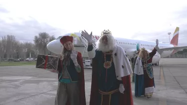 Los Reyes Magos a su llegada las instalaciones de Iberia en La Mu�oza. Foto: Iberia
