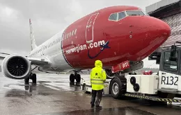 Aeronave de Norwegian en pista acoplada a equipos de handling de Aviator. Foto: Norwegian