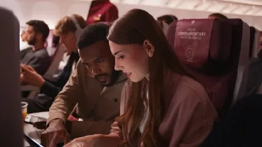 Cabina de avi�n de Qatar Airways con pasajeros haciendo uso del Wi-FI de STarlink. Foto: Qatar Airways