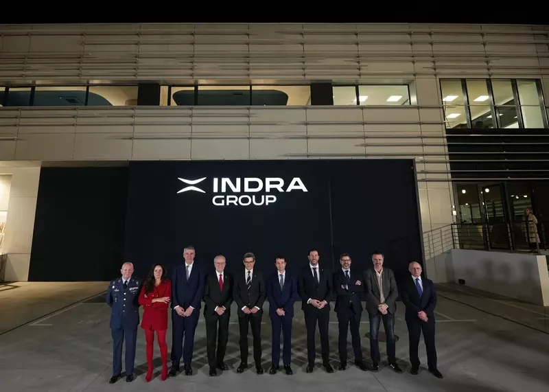 El acto de inauguraci�n reuni� al presidente ejecutivo de Indra Group, �ngel Escribano, y al consejero delegado del grupo, Jos� Vicente de los Mozos, junto al consejero delegado de Clue Technologies, Ignacio Fern�ndez Montes. Tambi�n asistieron el alcalde de M�laga, Francisco de la Torre, y el consejero de Industria, Energ�a y Minas de la Junta de Andaluc�a, Jorge Paradela, entre otras autoridades. Foto: Indra