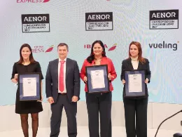 l acto de entrega se celebr� en el stand de Iberia, donde el director de Desarrollo de Negocio de AENOR, Nicol�s Henr�quez, hizo entrega de las certificaciones. Recogieron los reconocimientos Beatriz Guill�n, directora de Clientes de Iberia; Isabel Rodr�guez, directora Comercial y de Data de Iberia Express; y Rosaura Ferriz, responsable de Asuntos P�blicos en Vueling. Foto: Diego G�mez.