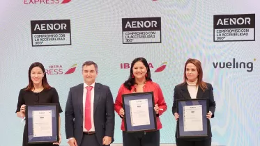 l acto de entrega se celebr� en el stand de Iberia, donde el director de Desarrollo de Negocio de AENOR, Nicol�s Henr�quez, hizo entrega de las certificaciones. Recogieron los reconocimientos Beatriz Guill�n, directora de Clientes de Iberia; Isabel Rodr�guez, directora Comercial y de Data de Iberia Express; y Rosaura Ferriz, responsable de Asuntos P�blicos en Vueling. Foto: Diego G�mez.