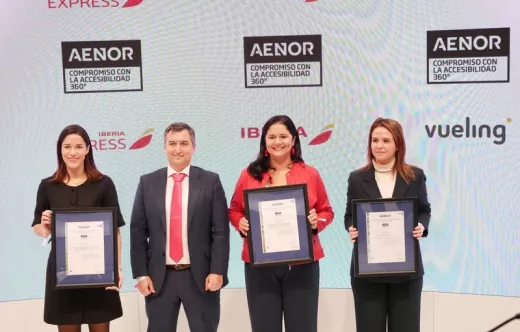 l acto de entrega se celebr� en el stand de Iberia, donde el director de Desarrollo de Negocio de AENOR, Nicol�s Henr�quez, hizo entrega de las certificaciones. Recogieron los reconocimientos Beatriz Guill�n, directora de Clientes de Iberia; Isabel Rodr�guez, directora Comercial y de Data de Iberia Express; y Rosaura Ferriz, responsable de Asuntos P�blicos en Vueling. Foto: Diego G�mez.