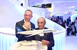 El presidente de Air Europa, Juan Jos� Hidalgo (derecha), junto a Ville Arhippainen, responsable de Ventas para Europa Occidental de Airbus en el acto de presentaci�n del pedido en firme en Fitur. Foto: Air Europa