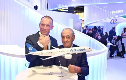 El presidente de Air Europa, Juan Jos� Hidalgo (derecha), junto a Ville Arhippainen, responsable de Ventas para Europa Occidental de Airbus en el acto de presentaci�n del pedido en firme en Fitur. Foto: Air Europa