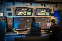 Controladores a�reos de Enaire en el Centro de Control de Madrid. Foto: Enaire