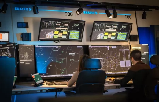 Controladores a�reos de Enaire en el Centro de Control de Madrid. Foto: Enaire