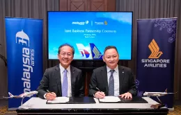 Momento de la firma del acuerdo entre Datuk Capitán Izham bin Ismail, director general del Grupo Malaysia Aviation (Izuierda) y Goh Choon Phong, director ejecutivo de Singapore Airlines. Foto: Singapore Airlines