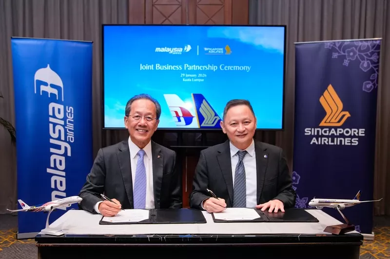 Momento de la firma del acuerdo entre Datuk Capitán Izham bin Ismail, director general del Grupo Malaysia Aviation (Izuierda) y Goh Choon Phong, director ejecutivo de Singapore Airlines. Foto: Singapore Airlines Momento de la firma del acuerdo entre Datuk Capitán Izham bin Ismail, director general del Grupo Malaysia Aviation (Izuierda) y Goh Choon Phong, director ejecutivo de Singapore Airlines. Foto: Singapore Airlines