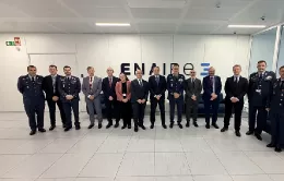 Foto de familia de la visita del JEMA, con el general Francisco Braco Carbo y el director general de Enaire, Enrique Maurer. Foto: Enaire