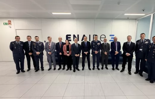 Foto de familia de la visita del JEMA, con el general Francisco Braco Carbo y el director general de Enaire, Enrique Maurer. Foto: Enaire