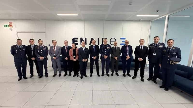 Foto de familia de la visita del JEMA, con el general Francisco Braco Carbo y el director general de Enaire, Enrique Maurer. Foto: Enaire Foto de familia de la visita del JEMA, con el general Francisco Braco Carbo y el director general de Enaire, Enrique Maurer. Foto: Enaire