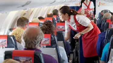 Tripulates de cabina de pasajeros en un avi�n de  Air Nostrum. Foto: Air Nostrum