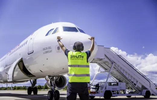 Operario de South Europe Ground Services dando indicaci�nes a un avi�n. Foto: South