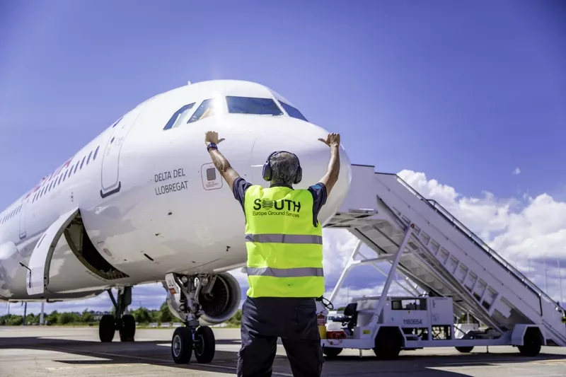 Operario de South Europe Ground Services dando indicaci�nes a un avi�n. Foto: South