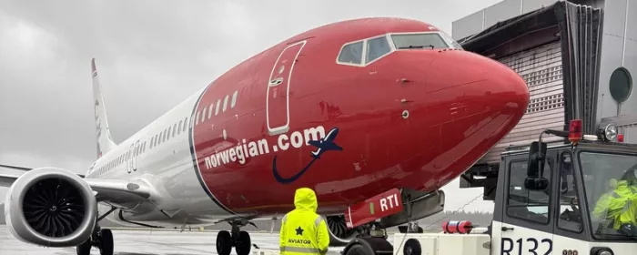 Avi�n de Norwegian en un aeropuerto.