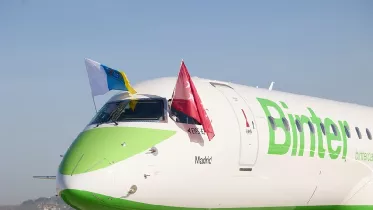 Avi�n de Binter con la bandera canaria y madrile�a. Foto: Binter