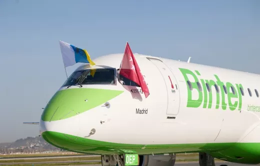 Avi�n de Binter con la bandera canaria y madrile�a. Foto: Binter