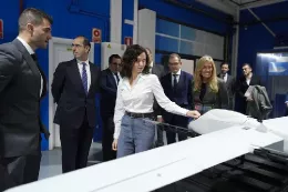 La presidenta de la Comunidad de Madrid, Isabel D�az Ayuso en el recorrido por las instalaciones de Etrair, compa��a especializada en sistemas de drones para aplicaciones civiles y de emergencias. Foto: Comunidad de Madrid