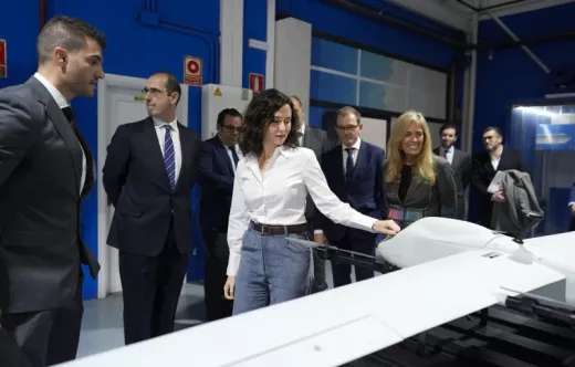 La presidenta de la Comunidad de Madrid, Isabel D�az Ayuso en el recorrido por las instalaciones de Etrair, compa��a especializada en sistemas de drones para aplicaciones civiles y de emergencias. Foto: Comunidad de Madrid
