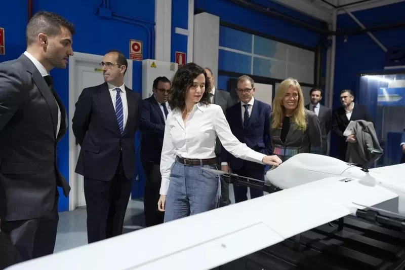 La presidenta de la Comunidad de Madrid, Isabel D�az Ayuso en el recorrido por las instalaciones de Etrair, compa��a especializada en sistemas de drones para aplicaciones civiles y de emergencias. Foto: Comunidad de Madrid