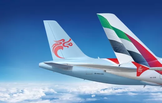 Composici�n de im�genes con dos colas de aviones, uno de Emirates y otro de Loong Air. Foto: Emirates