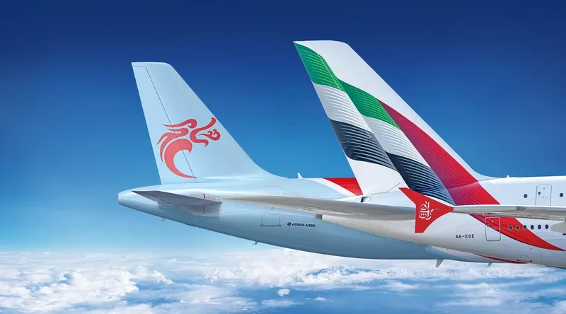 Composición de imágenes con dos colas de aviones, uno de Emirates y otro de Loong Air. Foto: Emirates Composición de imágenes con dos colas de aviones, uno de Emirates y otro de Loong Air. Foto: Emirates