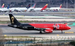 El A320 G-POWK de Titan Airways tras aterrizar en el Aeropuerto Madrid-Barajas. (foto Julio Maiz Gut�errez)