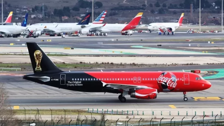 El A320 G-POWK de Titan Airways tras aterrizar en el Aeropuerto Madrid-Barajas. (foto Julio Maiz Gut�errez)