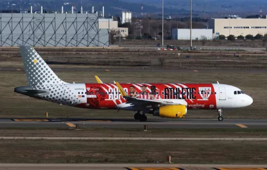 El A320 matr�cula EC-LUO rodando por el aeropuerto de Madrid-Barajas. Foto: Julio Maiz Gut�errez
