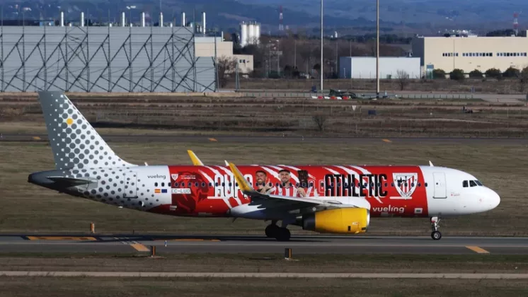 El A320 matr�cula EC-LUO rodando por el aeropuerto de Madrid-Barajas. Foto: Julio Maiz Gut�errez