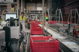 Un operador de Daher supervisa las operaciones en el almac�n automatizado. Foto: Daher