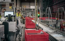 Un operador de Daher supervisa las operaciones en el almacén automatizado. Foto: Daher
