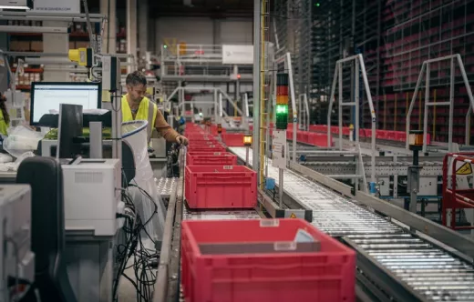 Un operador de Daher supervisa las operaciones en el almac�n automatizado. Foto: Daher