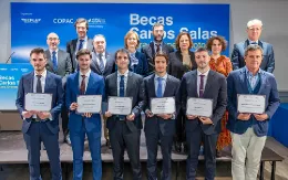Ganadores en la IV edici�n de las becas Carlos Salas y autoridades. Foto: COPAC