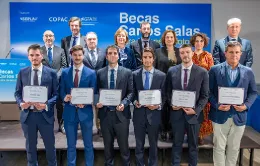 Ganadores en la IV edición de las becas Carlos Salas y autoridades. Foto: COPAC