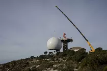 Izado del nuevo radomo del radar de Enaire en Begas (Barcelona). Foto: Enaire