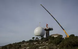 Izado del nuevo radomo del radar de Enaire en Begas (Barcelona). Foto: Enaire