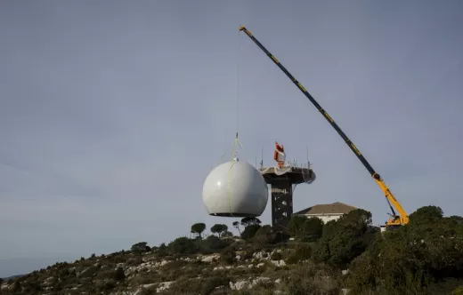 Izado del nuevo radomo del radar de Enaire en Begas (Barcelona). Foto: Enaire