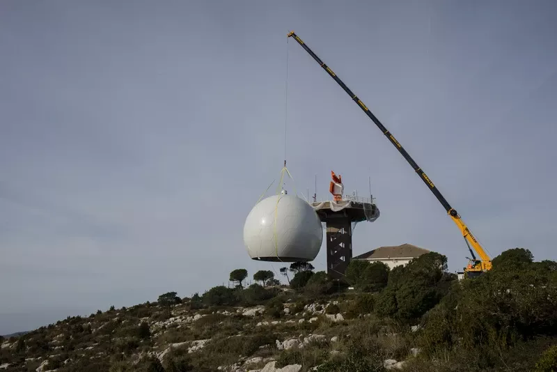 Izado del nuevo radomo del radar de Enaire en Begas (Barcelona). Foto: Enaire