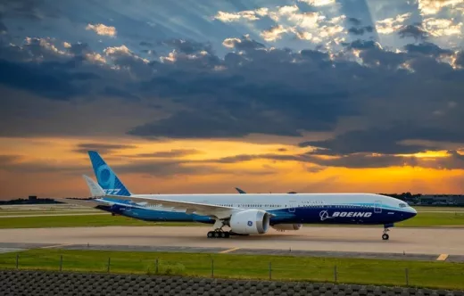 Boeing 777-9 en pista.