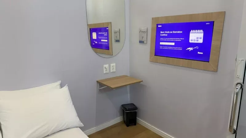 Interior de una de las cabinas de descanso para pasajeros del Aeropuerto de Belo Horizonte en colaboración con Siesta Box. Interior de una de las cabinas de descanso para pasajeros del Aeropuerto de Belo Horizonte en colaboración con Siesta Box.