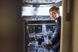 Foto de archivo de un cadete en la cabina de un avi�n. Foto: Iberia.