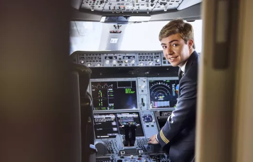 Foto de archivo de un cadete en la cabina de un avi�n. Foto: Iberia.