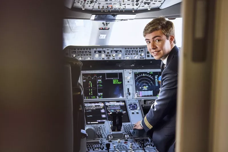 Foto de archivo de un cadete en la cabina de un avi�n. Foto: Iberia.